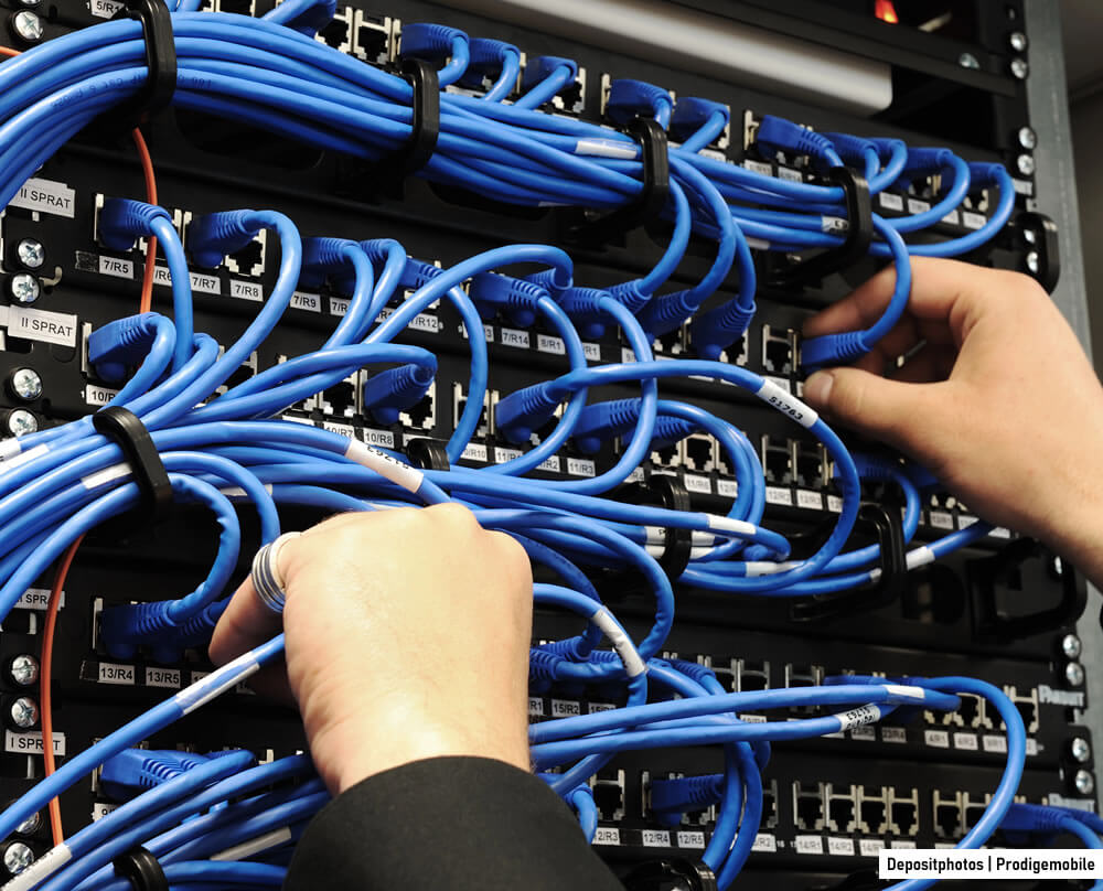 Salle serveur équipée de baies informatiques et de matériel réseau