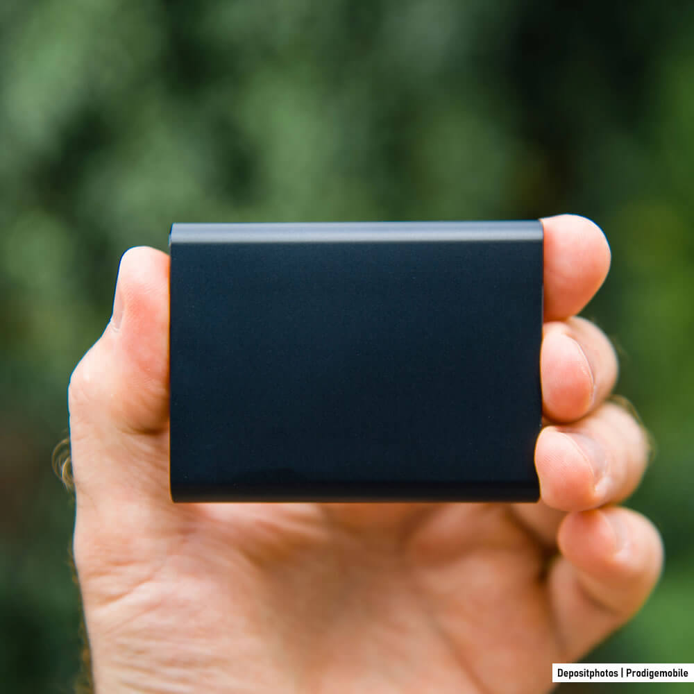 SSD externe connecté à un smartphone via USB C pour stocker des données