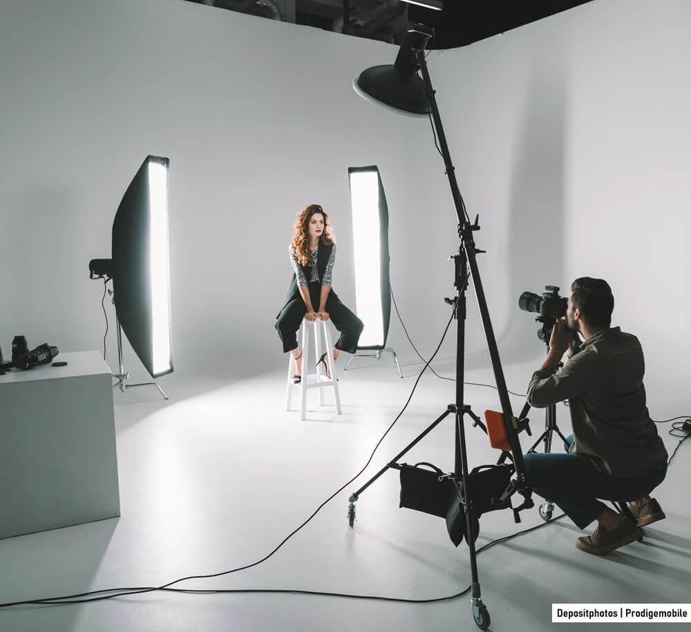 Salon aménagé en studio photo maison pour prendre une photo d’identité