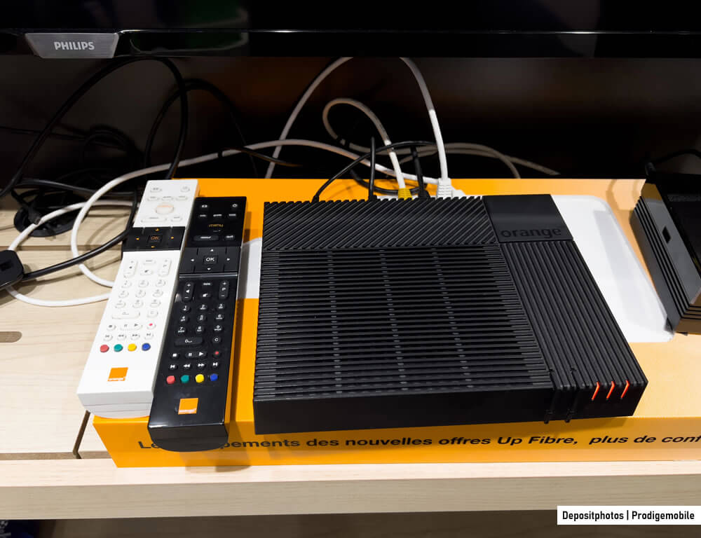 Vérification des câbles fibre et alimentation sur une Livebox pour résoudre un problème internet