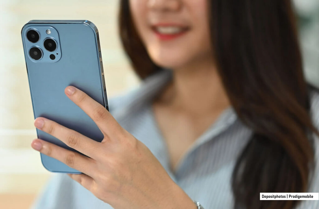 iPhone saturé ? Voici comment vider la corbeille Femme tentant de vider la corbeille de son iPhone