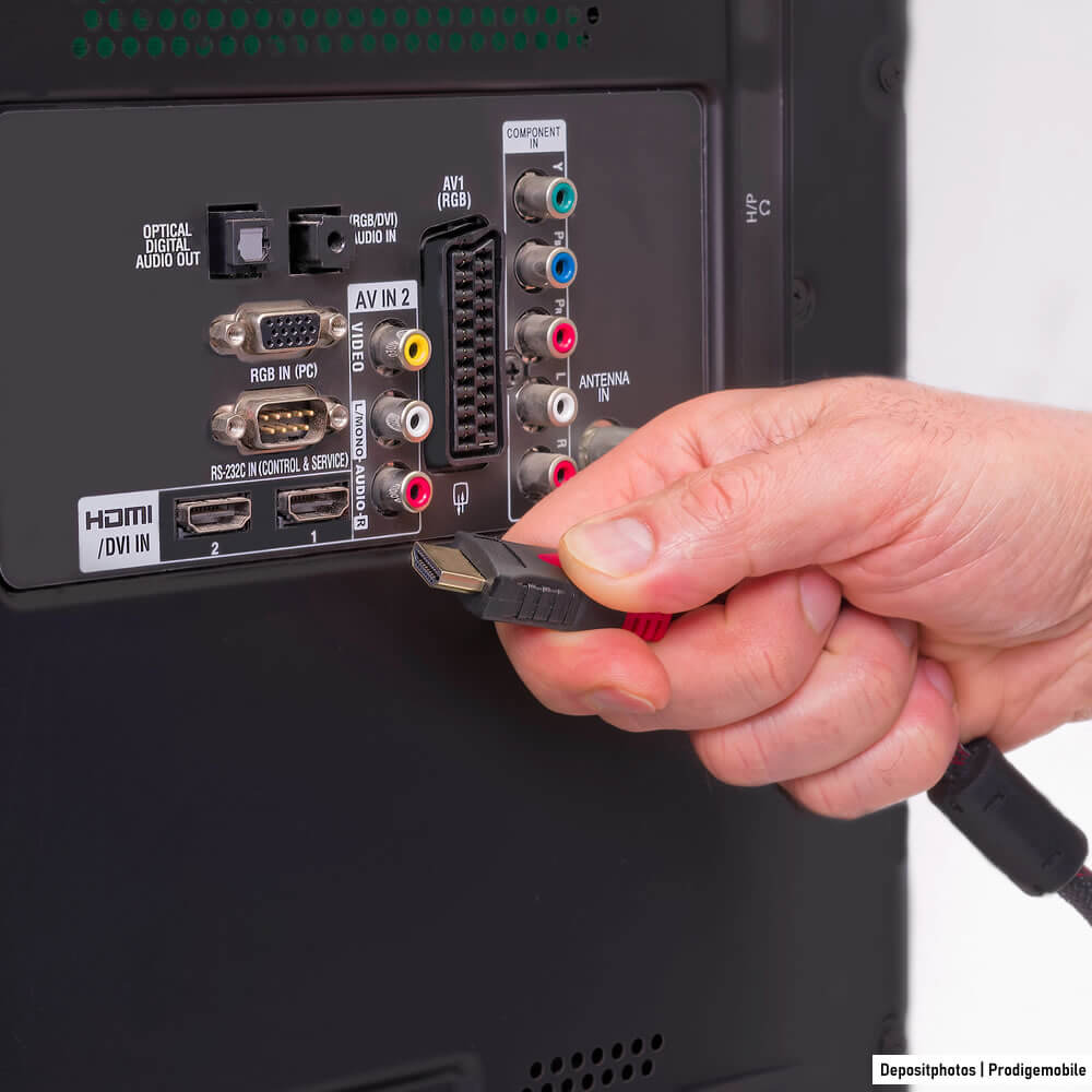 Câble HDMI mal branché derrière un téléviseur