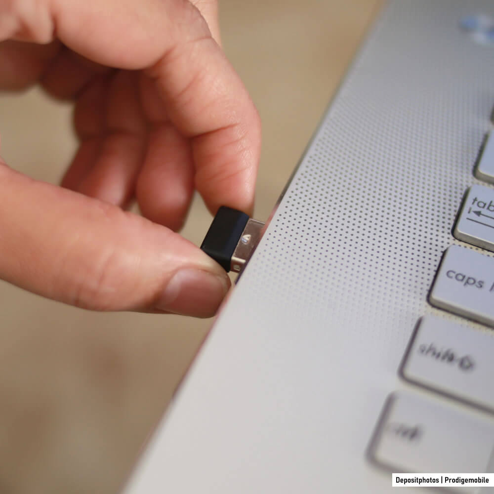 Petite clé Wi-Fi nano discrète branchée sur un ordinateur portable
