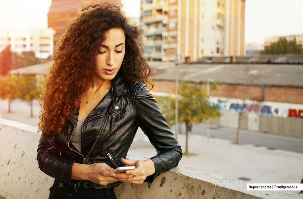 Comment activer l’effet 3D sur les photos de son iPhone Femme appliquant un effet 3D à une photo sur un iPhone avec la fonction scènes spatiales