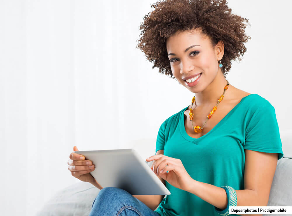 Femme naviguant sur internet avec une tablette tactile