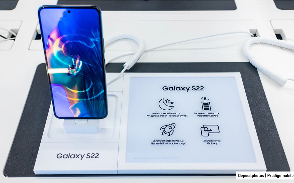 Samsung Galaxy S22 exposé sur un présentoir en magasin