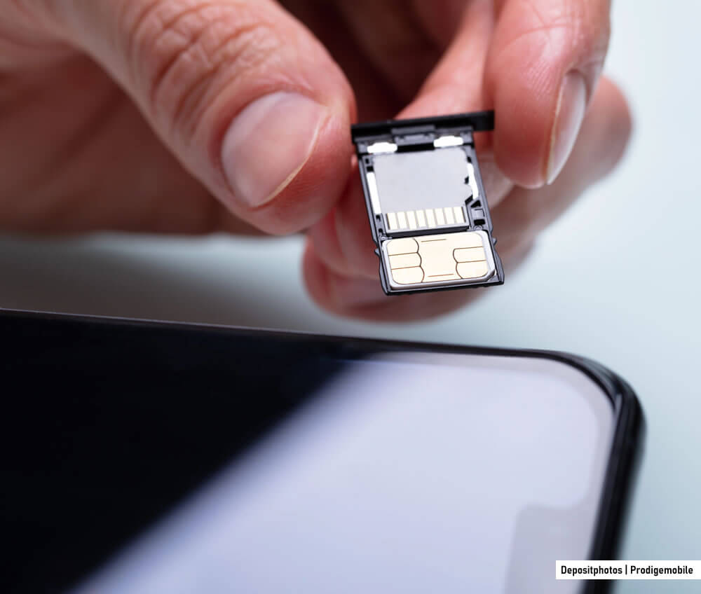Carte SIM insérée dans le tiroir d’un smartphone