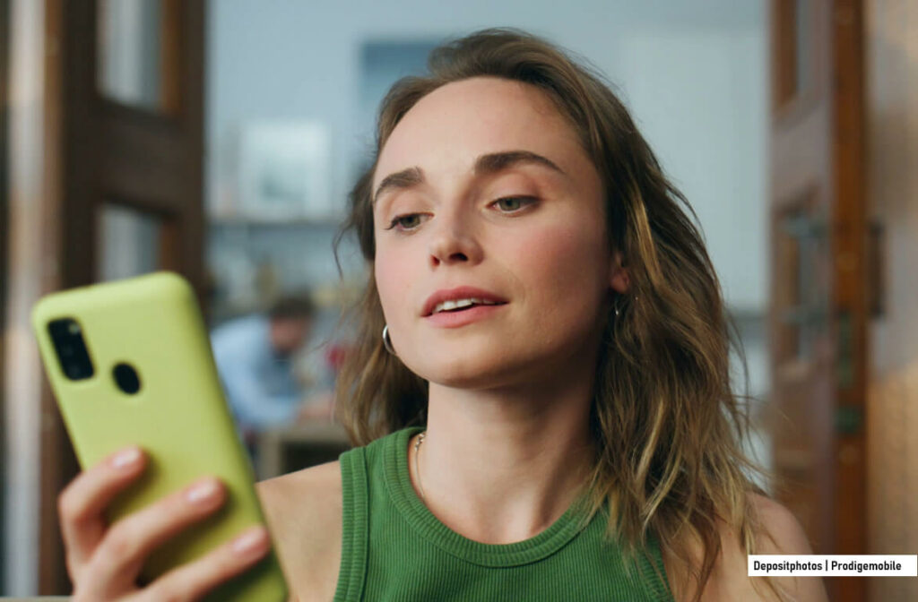 Louer un smartphone est-il vraiment une bonne idée ? Personne tenant un smartphone récent pour illustrer la location de téléphone mobile