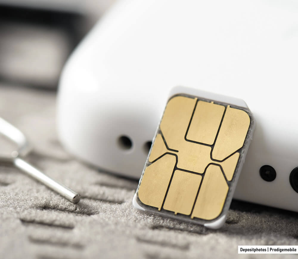 Nettoyage des contacts dorés d’une carte SIM avec un chiffon doux