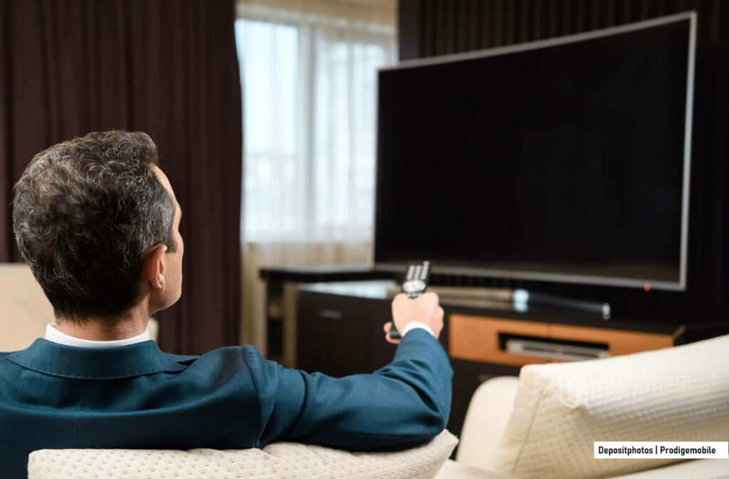 Télévision qui s’allume mais écran noir : que faire ? Téléviseur allumé avec écran noir dans un salon