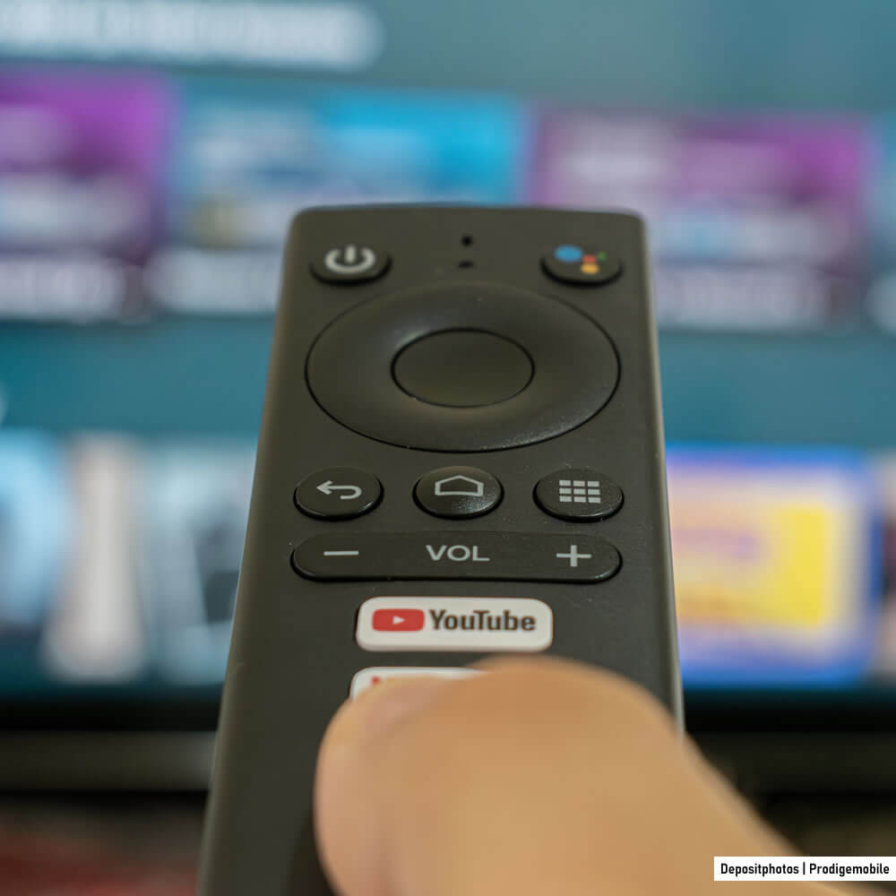 Télécommande Android TV utilisée pour naviguer dans les applications et contrôler un téléviseur connecté à la voix